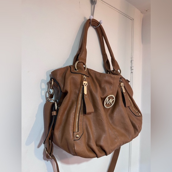 Tan leather Michael Kors shoulder/messenger bag 🤎 - Picture 2 of 7